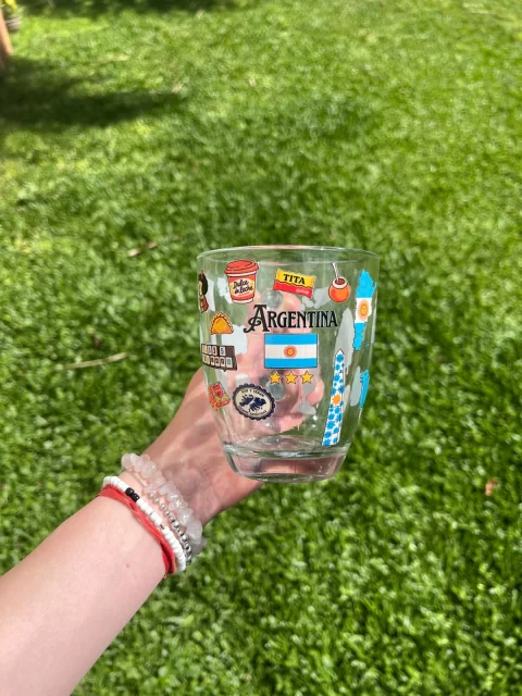 Taza transparente decorada con stickers de la bandera argentina, mate y mapa de Argentina